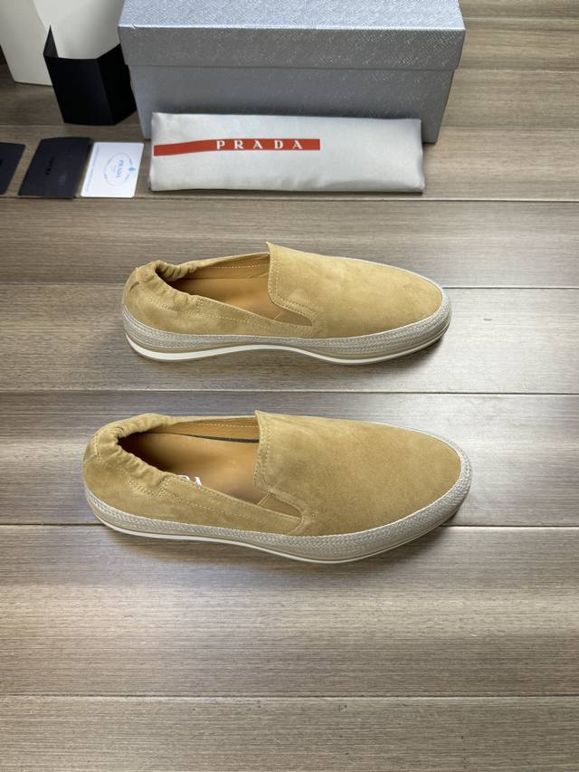 Prada* P: -Size ：38-44 45可订做 普拉达高端品质 原单 -鞋面：反绒小牛皮、品牌织带、后跟鞋口车缝松紧工艺 -内里：水染牛皮 -大底：超